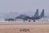 [포토] '소어링 이글 훈련' 출격 직전 F-15K 전투기