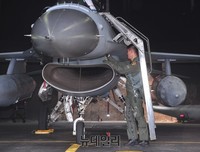 [포토] KF-16 출격 전 최종 점검하는 조종사