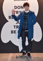 [포토] 블루재킷 입은 김형준, 간단한 손인사