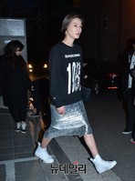 [포토] 은빛 치마입은 모델 이영진