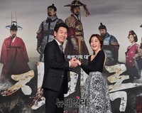 [포토] 징비록, 다정한 포즈 취한 김태우-김혜은