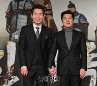 [포토] 징비록, 다정하게 손 잡은 김태우-김상중