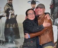 [포토] 징비록, 다정하게 껴안은 임동진-이재용