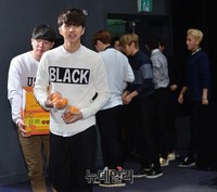 [포토] 빅스 어느멋진날, 제주에서 가져온 귤 나눠주는 빅스