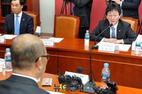 [포토] 대화 나누는 유승민 원내대표와 문형표 장관