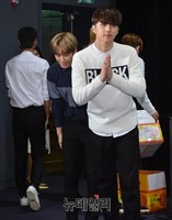 [포토] 인사하는 빅스 켄, 직접 상자나르는 멤버