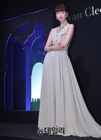 [포토] 가스파드 유케비치 의상입은 모델 송경아