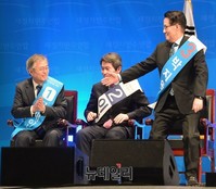 [포토] 당 대표 발표되자 축하악수 청하는 박지원
