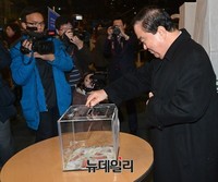 [포토] 투표 마친 문희상 비대위원장