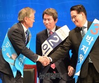 [포토] 악수하는 문재인-박지원