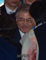 [포토] 축하받는 문재인 의원