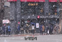 [포토] 서울 때 아닌 함박눈 '당황한' 시민들