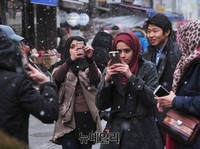 [포토] 함박눈 내린 인사동 '신난' 관광객들