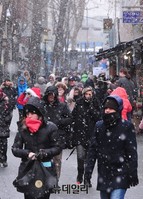 [포토] 눈 내리는 인사동 거리