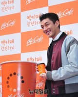 [포토] 유아인, 커피 한잔과 미소에 추위 '뚝'