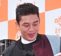 [포토] 유아인 '혀'도 귀엽게 '빼꼼'