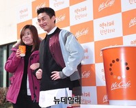 [포토] 유아인, 팬을 위한 특급 서비스