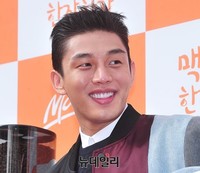 [포토] 유아인, 행사장 뜨겁게 달군 '미소'