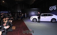 [포토] '더 뉴 인피니티 Q70'과 함께 선 배우 이서진