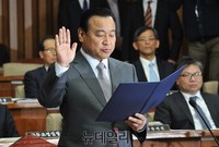 [포토] 선서하는 이완구 총리후보자