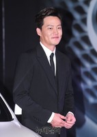 [포토] 럭셔리 세단 '인피니티 Q70' 옆에선 이서진