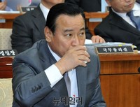 [포토] 물 마시는 이완구 국무총리 후보자