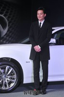 [포토] 이서진 럭셔리 세단 옆에서 '공손한 포즈'