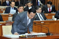 [포토] 인사하는 이완구 국무총리 후보자