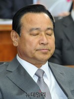 [포토] 눈 감은 이완구 국무총리 후보자