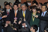 [포토] 이완구 총리 후보자 관련 기자회견 하는 야당 의원들