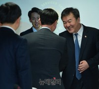 [포토] 핀테크간담회 인사하는 신제윤 금융위원장