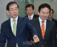 [포토] 협약식에 입장하는 박원순-원희룡