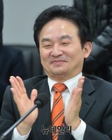 [포토] 박수치는 원희룡 제주특별자치도지사