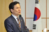 [포토] 사회 보는 새누리당 김진태 의원