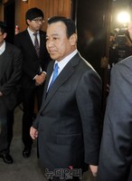 [포토] 청문회장으로 들어오는 이완구 총리후보자