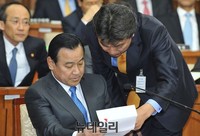 [포토] 대화 나누는 이완구 국무총리 후보자
