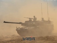 [포토] 흙먼지 속에서 등장한 K2 전차