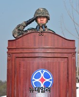 [포토] 거수경례하는 20사단 유무봉 소장