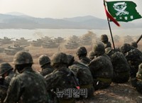 [포토] 기동사열 지켜보는 20사단 대원들