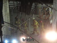 [포토] 사당종합체육관 붕괴, 구조중인 소방대원들