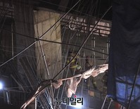 [포토] 사당체육관 사고현장, 엿가락 처럼 휜 구조물