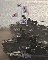 [포토] 기동사열하는 육군 20사단