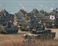 [포토] 기동사열 열병하는 유무봉 사단장