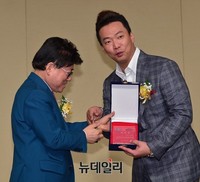 [포토] 웃자대한민국, 헌정위원 위촉 받은 박준형