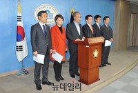 [포토] 새누리당 규탄 성명 발표하는 새정치 의원들
