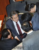 [포토] 지도부와 논의하는 새누리당 김무성 대표