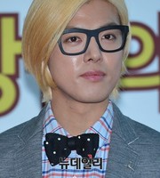 [포토] 검은뿔테를 쓴 강남 