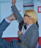 [포토] 강남 입장하자 윗층 팬에게도 인사