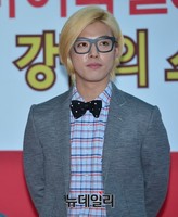 [포토] 보타이-검은뿔테 안경 쓴 강남