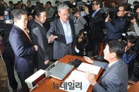 [포토] 한선교 위원장 쏘아보는 야당 청문위원들